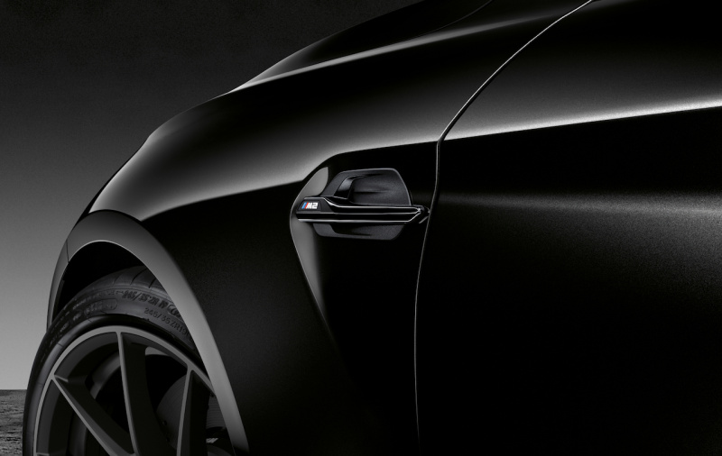 「【新車】BMW M2クーペに、100台限定の「Edition Black Shadow」が登場。漆黒にきらめく存在感が魅力。」の3枚目の画像