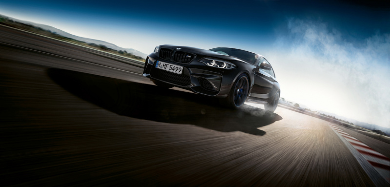 「【新車】BMW M2クーペに、100台限定の「Edition Black Shadow」が登場。漆黒にきらめく存在感が魅力。」の1枚目の画像