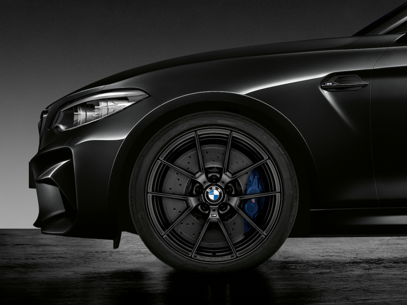 「【新車】BMW M2クーペに、100台限定の「Edition Black Shadow」が登場。漆黒にきらめく存在感が魅力。」の5枚目の画像