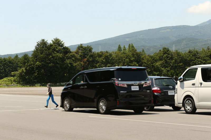 「【Toyota Safety Senseテスト】過信は禁物とはいえ夜間の交通事故をも減らせる待望の予防安全システムの実力」の9枚目の画像