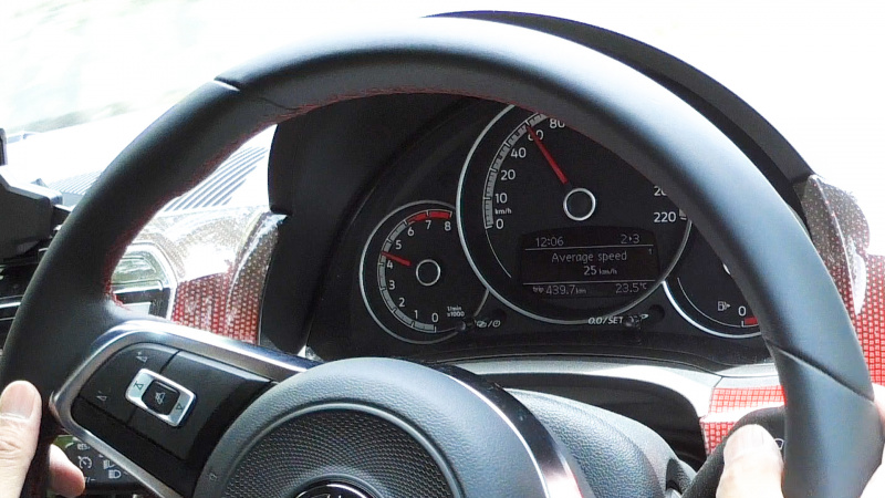 「【VWアップ! GTI試乗動画】600台限定のGTIは、3気筒ターボ＋6MT＋よく動くサス＝こんなに小さいモデルでよくぞここまでの完成度」の12枚目の画像