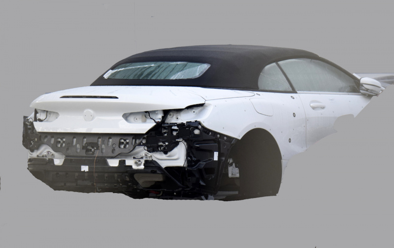 「次はカブリオレだ！BMW・8シリーズ 派生モデルのホワイトボディをキャッチ」の1枚目の画像