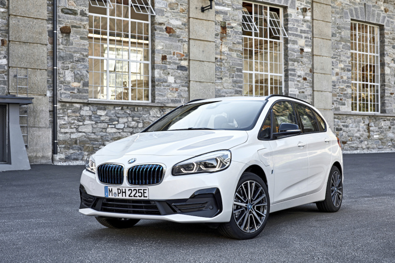 「【新車】BMW 2シリーズ アクティブ ツアラー/グラン ツアラーがスポーティな顔つきに変身」の1枚目の画像