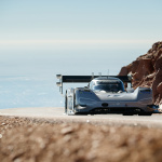 フォルクスワーゲンの電気自動車がパイクスピークで歴代最速タイムを記録 - Romain_Dumas_F_Volkswagen_I.D._R_Pikes_Peak-Large-8486
