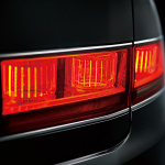 【新車】新型トヨタ・センチュリーのショルダー部のキャラクターラインには「几帳面」、奥深い艶と輝きを追求した新色「神威」を採用 - cen1806_19_s