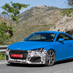 目元が変わった！ アウディ・TT RS改良型、フロントマスクが露出 - Audi TT-RS Facelift 4