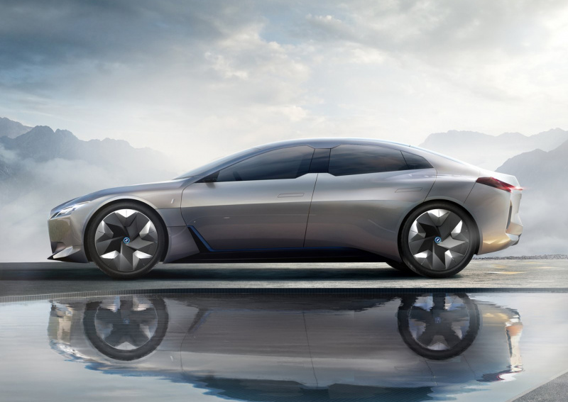「BMW iシリーズの最新作　新時代EVの「i4」市販型はテスラを凌駕する航続距離を実現」の4枚目の画像