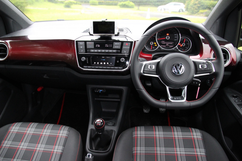「【新車試乗】VW・up! GTIは理想的なホットハッチ!?　刺激的な走りと乗り心地を両立」の4枚目の画像