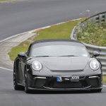 ポルシェ・911スピードスターがコンセプトモデルとは別の伝統モデル？　ニュルで高速テスト中の最終プロトタイプをキャッチ - Porsche 911 Speedster 1