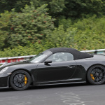 ポルシェ・911スピードスターがコンセプトモデルとは別の伝統モデル？　ニュルで高速テスト中の最終プロトタイプをキャッチ - Porsche 911 Speedster 7