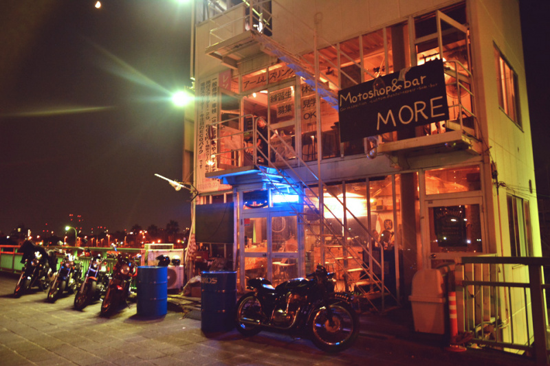 「ツーリングのシメに寄りたい「Motoshop&bar MORE」は、関西のたまり場的ライダースカフェ！」の2枚目の画像