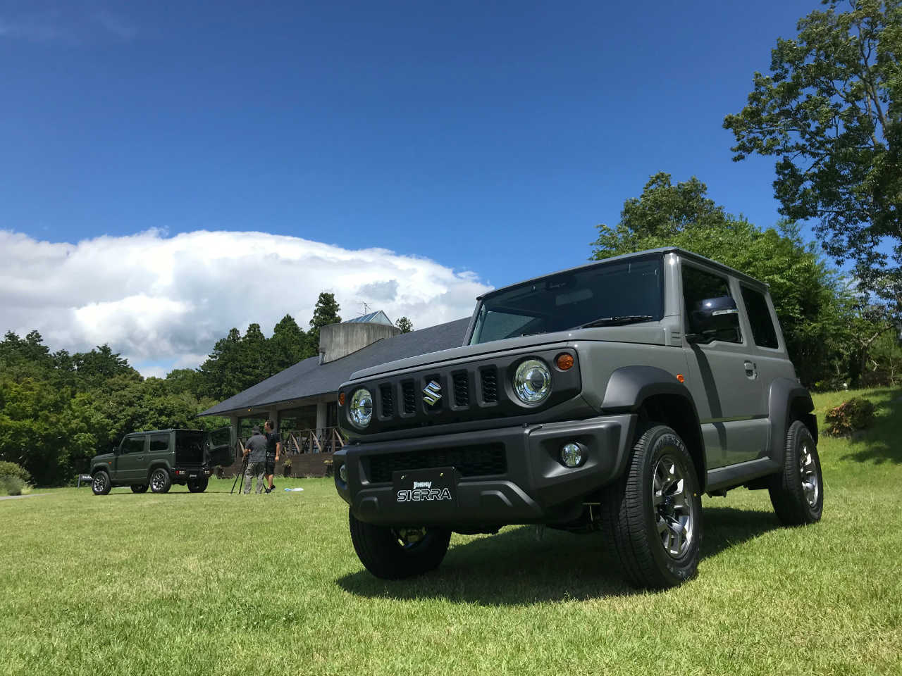 新型ジムニーの ミディアムグレー がアルトのバックドアと同じカラーになったワケは Clicccar Com