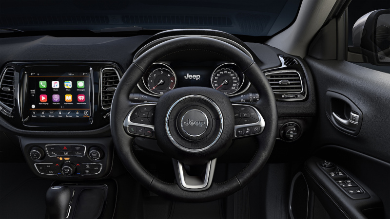 「【新車】ブラックのアクセントカラーで精悍さを増した「Jeep Compass Night Eagle」が200台限定で登場」の1枚目の画像