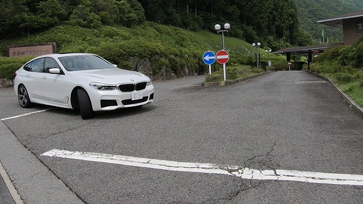「【BMW640i グランツーリスモ試乗】意外性ある1台。全長5m超だけど4WSで取り回しは軽快、クーペだけど全高1.5m超で室内広々」の13枚目の画像