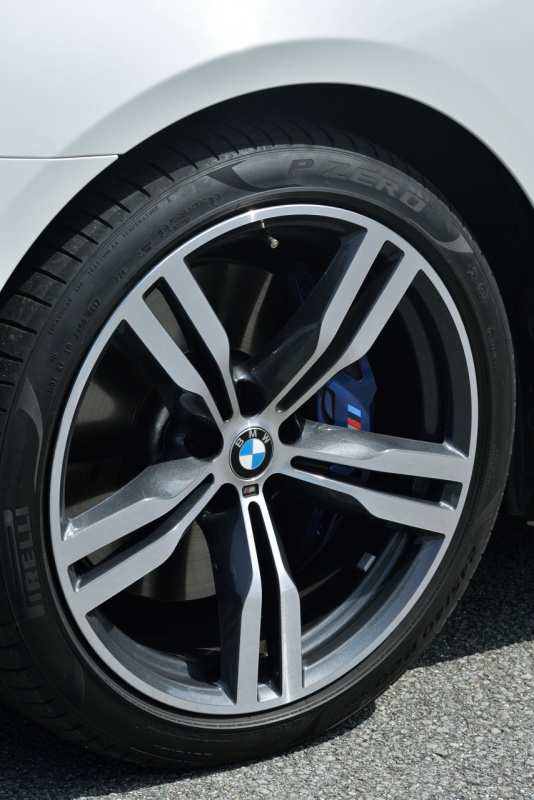 「【BMW・6シリーズ グランツーリスモ試乗】マイルドな乗り味とボディサイズを忘れさせる豪快な加速が美点」の2枚目の画像