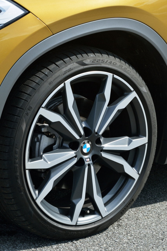 「【BMW X2試乗】狭い都市部でも扱いやすいサイズと、驚異の最小回転半径5.1mがもたらす小回り性能」の7枚目の画像