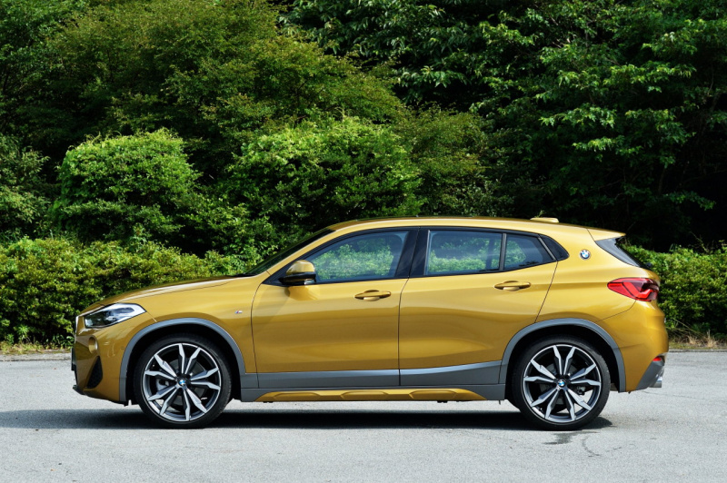 「【BMW X2試乗】狭い都市部でも扱いやすいサイズと、驚異の最小回転半径5.1mがもたらす小回り性能」の6枚目の画像