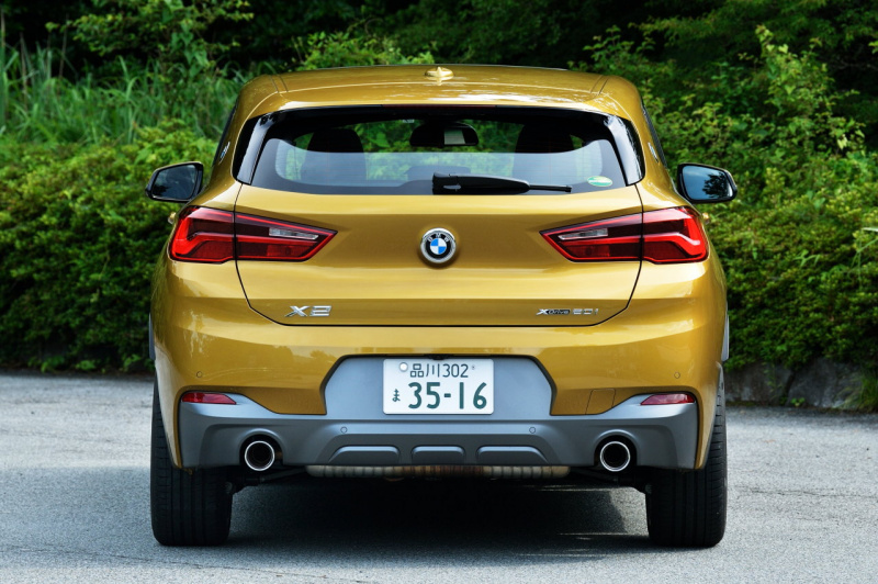 「【BMW X2試乗】狭い都市部でも扱いやすいサイズと、驚異の最小回転半径5.1mがもたらす小回り性能」の10枚目の画像