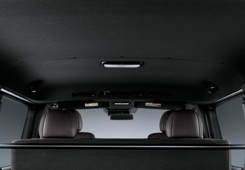 「【新車】トヨタ・ハイエースの誕生50周年記念モデルは、漆黒のフロントロアメッキグリルで目立ち度満点」の5枚目の画像