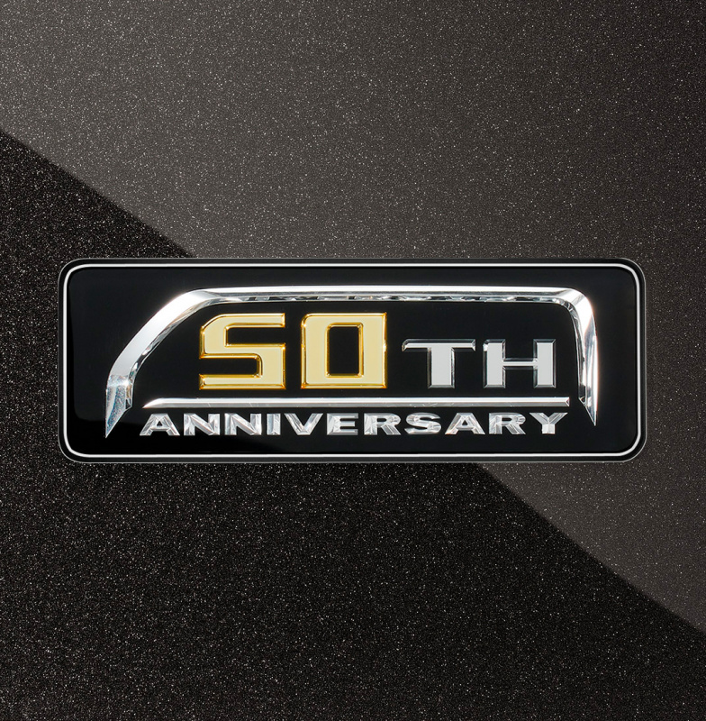「【新車】トヨタ・ハイエースの誕生50周年記念モデルは、漆黒のフロントロアメッキグリルで目立ち度満点」の3枚目の画像