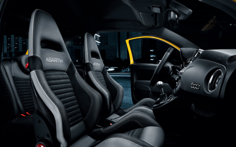 「【新車】アバルト595に最新の車載インフォテイメントシステム「Uconnect」が搭載」の4枚目の画像