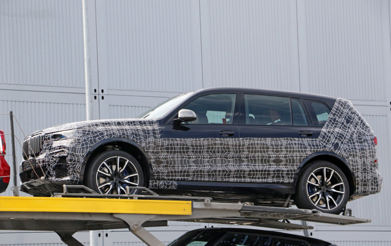「11月にデビュー？ BMW初の標準7人乗りSUV「X7」を輸送中をキャッチ」の1枚目の画像