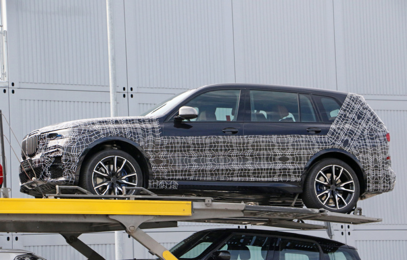 「11月にデビュー？ BMW初の標準7人乗りSUV「X7」を輸送中をキャッチ」の2枚目の画像