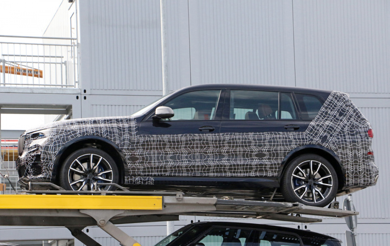 「11月にデビュー？ BMW初の標準7人乗りSUV「X7」を輸送中をキャッチ」の3枚目の画像