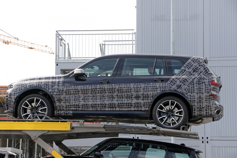 「11月にデビュー？ BMW初の標準7人乗りSUV「X7」を輸送中をキャッチ」の4枚目の画像
