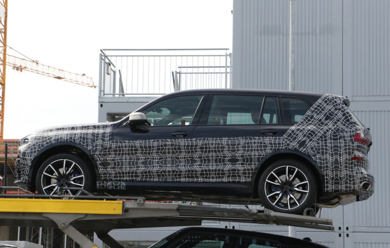 「11月にデビュー？ BMW初の標準7人乗りSUV「X7」を輸送中をキャッチ」の6枚目の画像