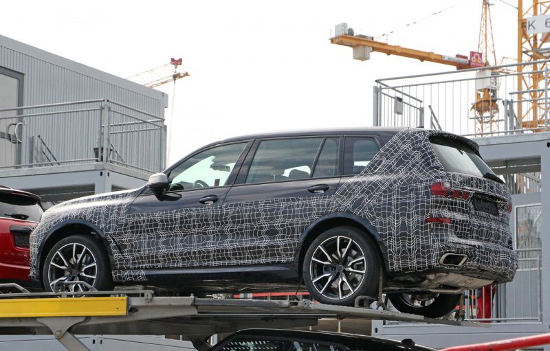 「11月にデビュー？ BMW初の標準7人乗りSUV「X7」を輸送中をキャッチ」の5枚目の画像