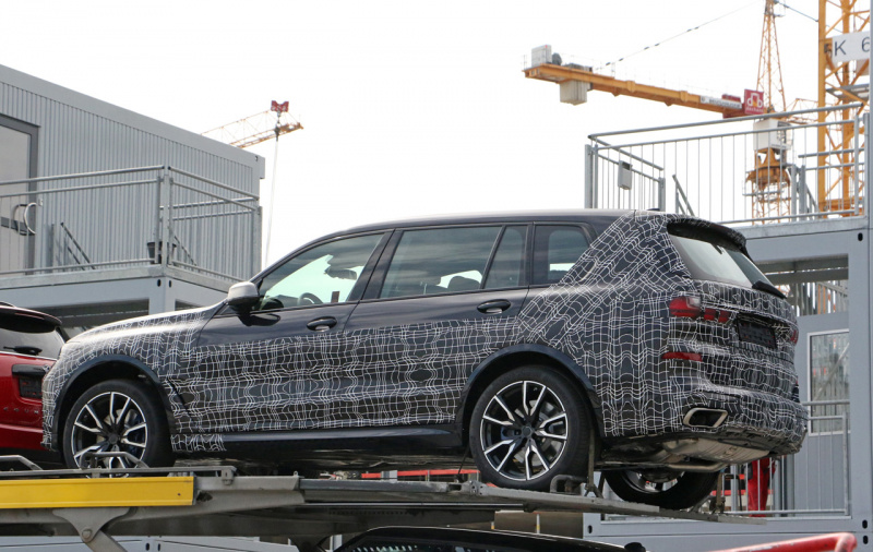 「11月にデビュー？ BMW初の標準7人乗りSUV「X7」を輸送中をキャッチ」の7枚目の画像