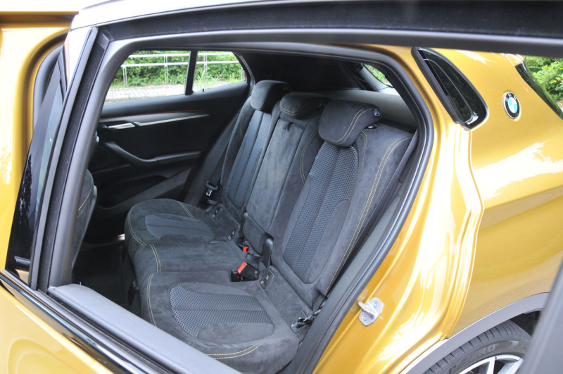 「【BMW X2 xドライブ2.0i試乗】BMWのSUVで最もコンパクトなX2。走りはシャープで実用性も高い」の10枚目の画像