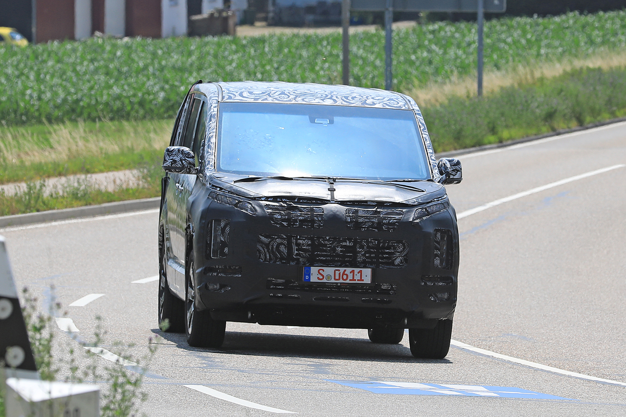 三菱 デリカd 5次期型をキャッチ 市販型ライトを装着して公道テスト 登場は19年か Clicccar Com