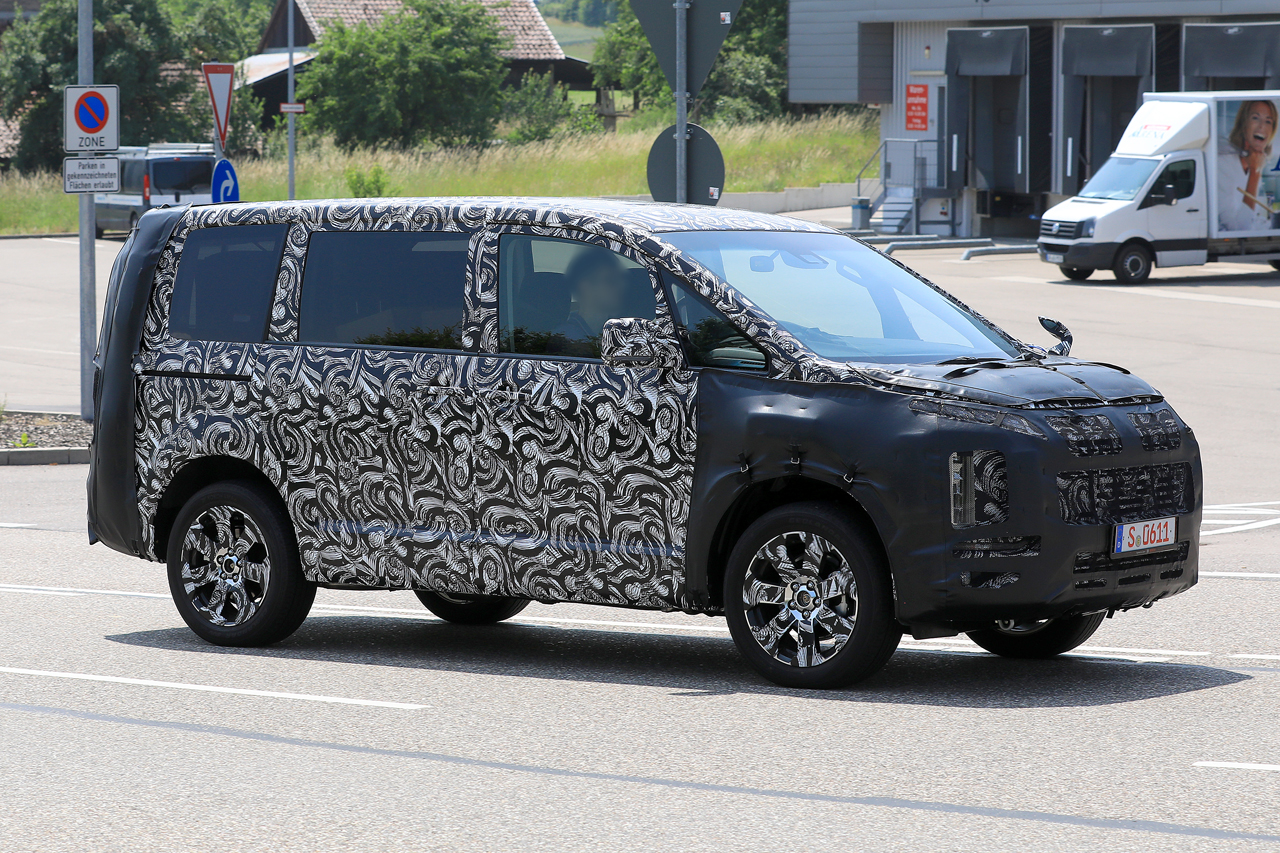 三菱 デリカd 5次期型をキャッチ 市販型ライトを装着して公道テスト 登場は19年か Clicccar Com