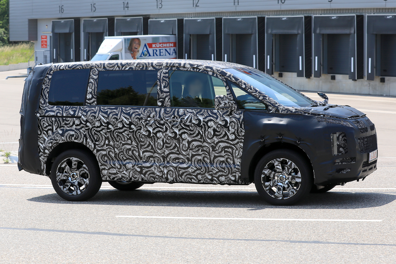 Spy Photo 画像 三菱 デリカd 5次期型をキャッチ 市販型ライトを装着して公道テスト 登場は19年か Clicccar Com