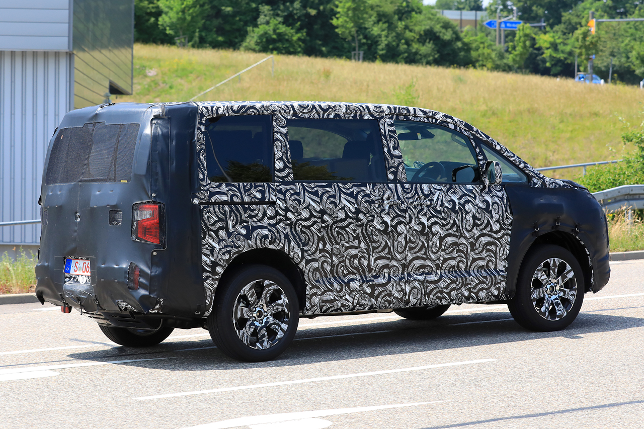 三菱 デリカd 5次期型をキャッチ 市販型ライトを装着して公道テスト 登場は19年か Clicccar Com