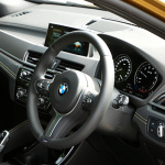 「【BMW X2試乗】ミニとは異なる重厚なハンドリングと全高が低くても十分な室内スペース」の3枚目の画像ギャラリーへのリンク