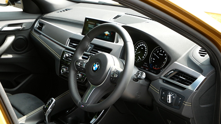 「【BMW X2試乗】ミニとは異なる重厚なハンドリングと全高が低くても十分な室内スペース」の3枚目の画像