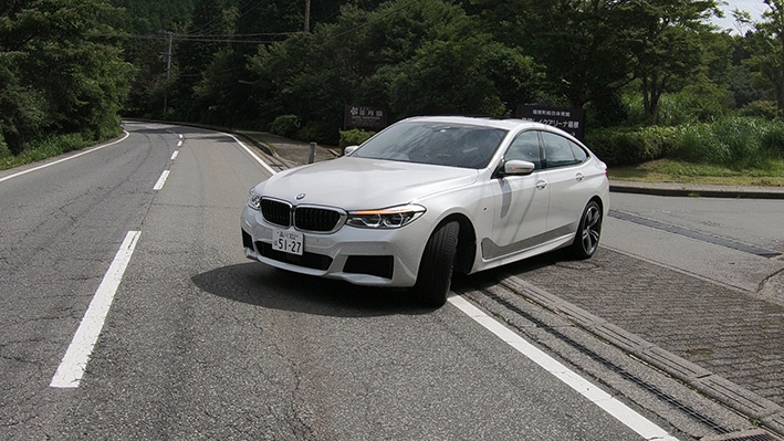 「【BMW640i グランツーリスモ試乗】意外性ある1台。全長5m超だけど4WSで取り回しは軽快、クーペだけど全高1.5m超で室内広々」の12枚目の画像