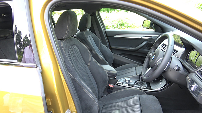 「【BMW X2試乗】ミニとは異なる重厚なハンドリングと全高が低くても十分な室内スペース」の11枚目の画像