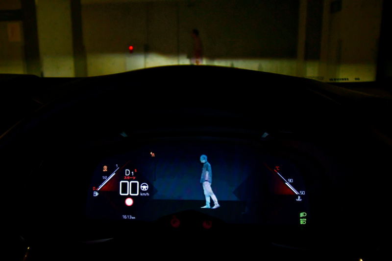 「【DS 7クロスバック試乗】夜間走行の安全性を向上させる「ナイトビジョン」などの最先端の安全、運転支援装備も見逃せない」の4枚目の画像