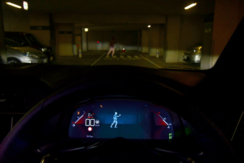 「【DS 7クロスバック試乗】夜間走行の安全性を向上させる「ナイトビジョン」などの最先端の安全、運転支援装備も見逃せない」の2枚目の画像
