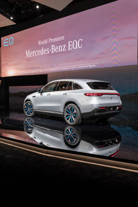 「メルセデスベンツ初の市販EV「EQC」前後席に座った印象はCクラスワゴン!?　日本発売は2020年か」の42枚目の画像