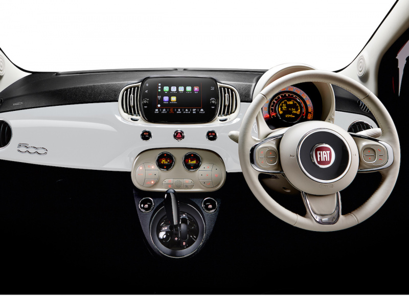 「【新車】フィアット500が大画面化された車載インフォテイメントシステム「Uconnect」を全車に標準化」の1枚目の画像