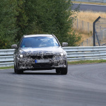 「BMW史上最強の直4搭載！3シリーズツーリング新型、ニュルで高速テストをスタート」の2枚目の画像ギャラリーへのリンク