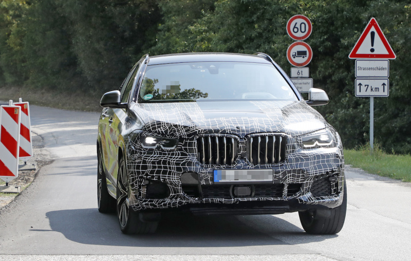 「BMW X6の次期型プロトタイプを輸送中に激写！「X4」との比較でサイズ感をチェック」の2枚目の画像
