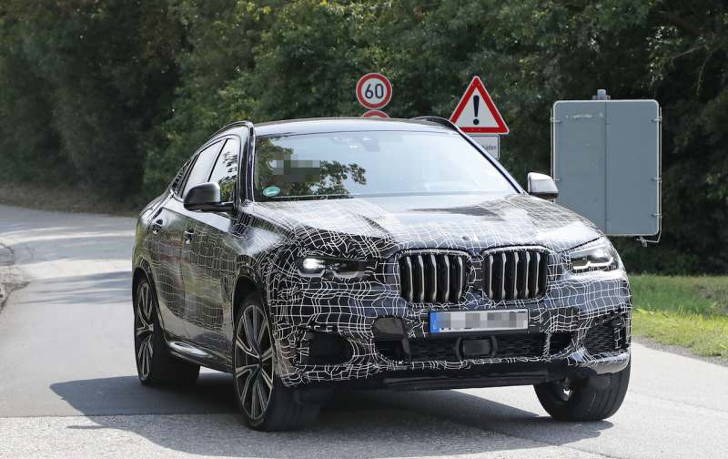 「BMW X6の次期型プロトタイプを輸送中に激写！「X4」との比較でサイズ感をチェック」の3枚目の画像