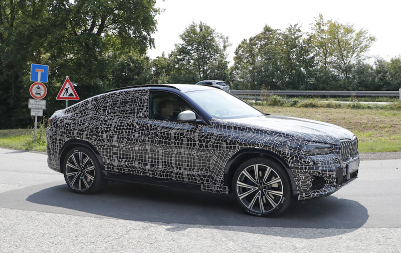 「BMW X6の次期型プロトタイプを輸送中に激写！「X4」との比較でサイズ感をチェック」の7枚目の画像