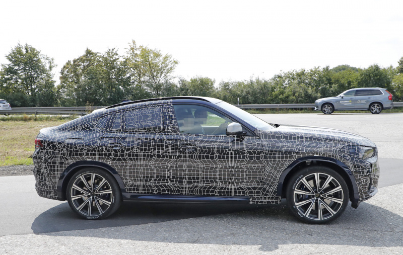 「BMW X6の次期型プロトタイプを輸送中に激写！「X4」との比較でサイズ感をチェック」の8枚目の画像